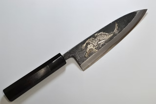 堺 孝行 窪田金属飾刻 鰐 白ニ鋼 黒仕上げ 出刃包丁 165mm 黒檀 (口輪：黒水牛銀輪)柄 - 清助刃物