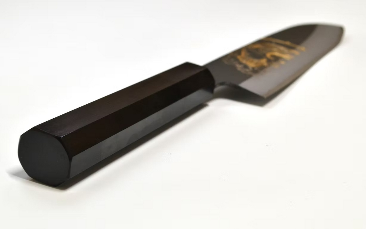 堺 孝行 窪田金彫刻 雷神 白ニ鋼 黒仕上げ 三徳包丁 180mm 黒檀 (口輪：黒水牛銀輪)柄 - 清助刃物