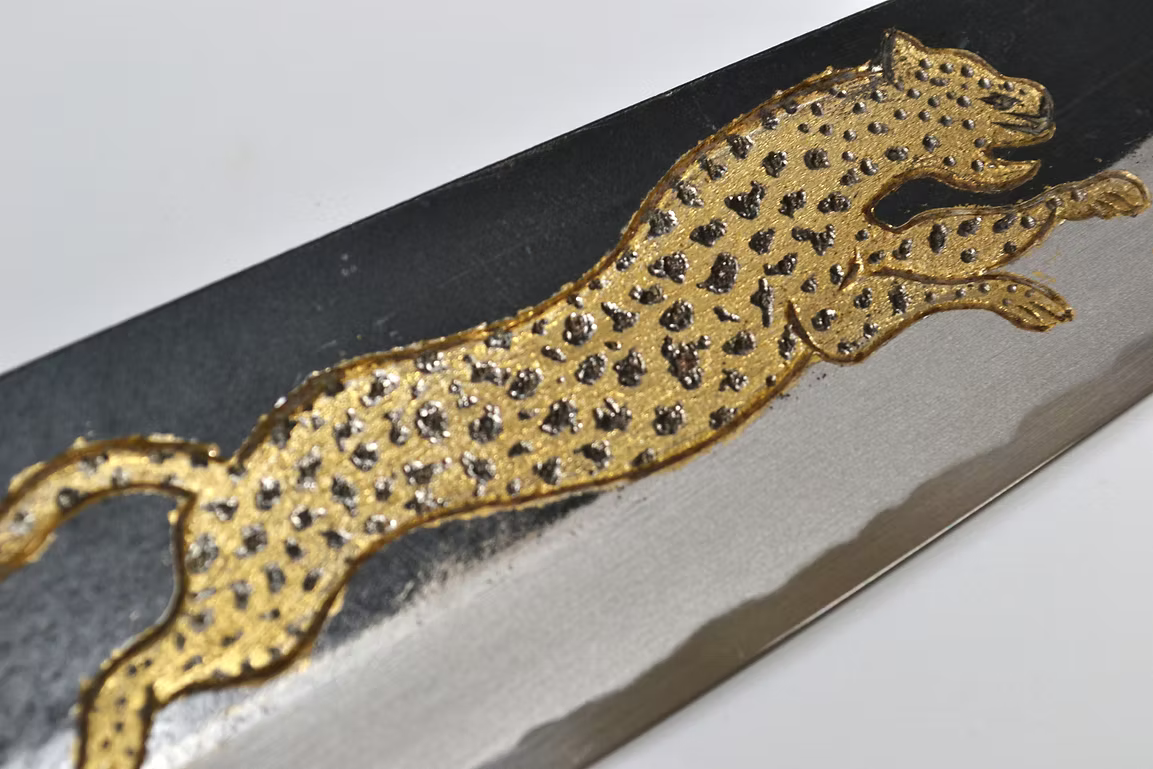 堺 孝行 窪田金属飾刻 猟豹 白ニ鋼 黒仕上げ 牛刀包丁 210mm 黒檀　(口輪：黒水牛銀輪)柄