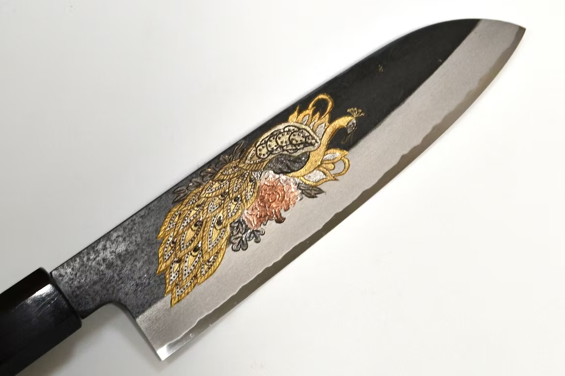 堺 孝行 窪田金属飾刻 孔雀 白ニ鋼 黒仕上げ 三徳包丁 180mm 黒檀　(口輪：黒水牛銀輪)柄