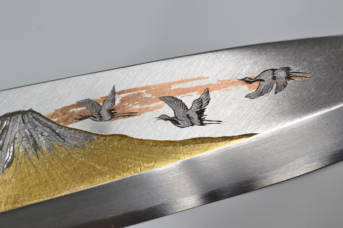 堺 孝行 窪田金属飾刻 富士と鶴 白鋼 霞研 出刃包丁 240mm 朴 (口輪：水牛)柄