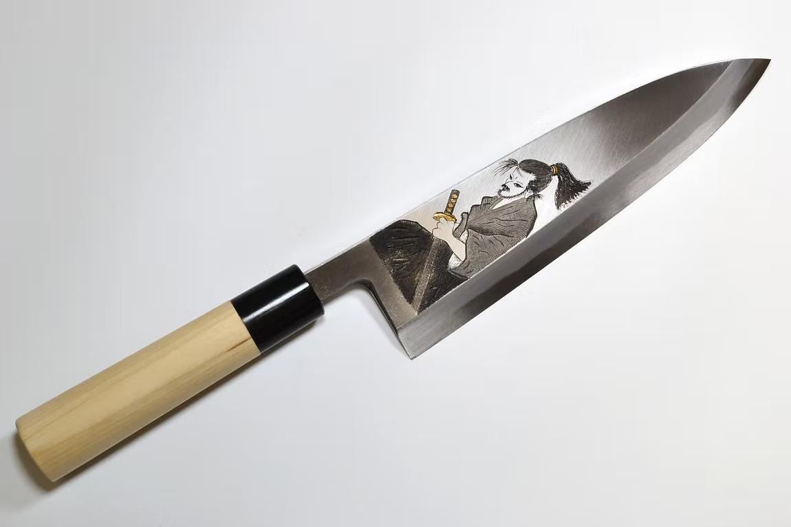 堺 孝行 窪田金属飾刻 武士の一分 白鋼 霞研 出刃包丁 240mm 朴 (口輪：水牛)柄