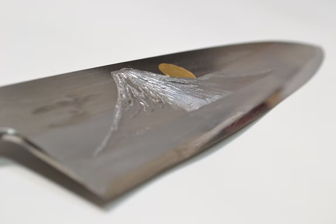 堺 孝行 窪田金彫刻 富士と夕焼 青ニ鋼 牛刀包丁 240mm 朴 (口輪：水牛)柄