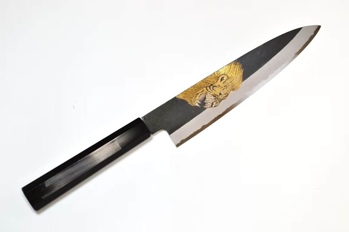 堺 孝行 窪田金属飾刻 獅子吼 白ニ鋼 黒仕上げ 牛刀包丁 210mm 黒檀　(口輪：黒水牛銀輪)柄