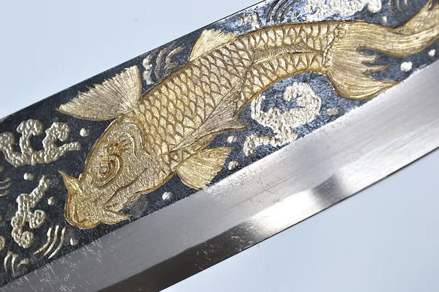 堺 孝行 窪田金属飾刻 俎上の鯉 白ニ鋼 黒仕上げ 出刃包丁 240mm 黒檀　(口輪：黒水牛銀輪)柄