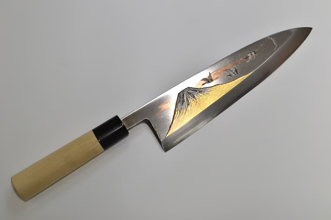 堺 孝行 窪田金属飾刻 富士と鶴 白鋼 霞研 出刃包丁 240mm 朴 (口輪：水牛)柄