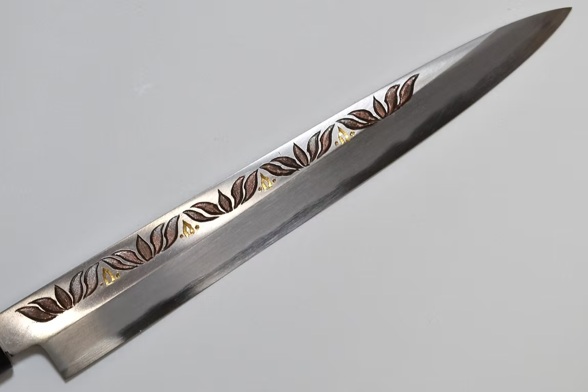 堺 孝行 窪田金属飾刻 蓮の花 白鋼 霞研 柳刃包丁 270mm 朴 (口輪：水牛)柄