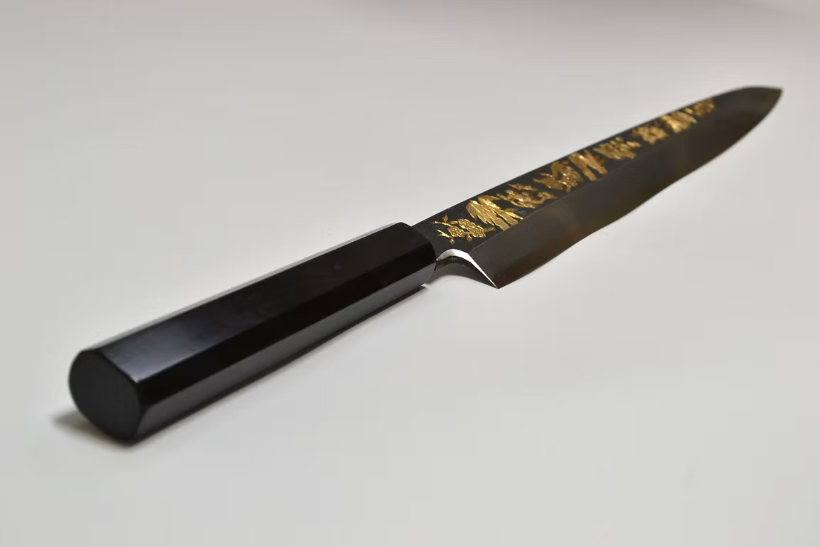 堺 孝行 窪田金彫刻 松竹梅 白ニ鋼 黒仕上げ 柳刃包丁 270mm 黒檀　(口輪：黒水牛銀輪)柄