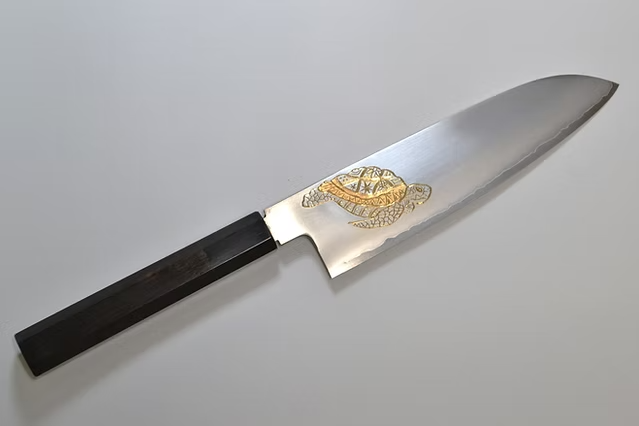 堺 孝行 窪田金彫刻 ウミガメ 銀三鋼 三徳包丁 180mm 黒檀　(口輪：黒水牛銀輪)柄