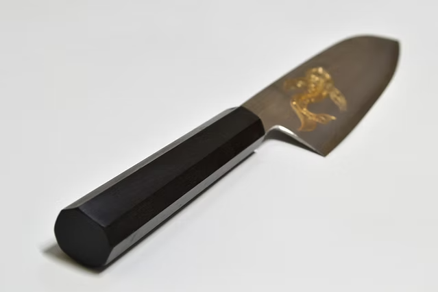 堺 孝行 窪田金彫刻 キンギョ 銀三鋼 三徳包丁 180mm 黒檀　(口輪：黒水牛銀輪)柄