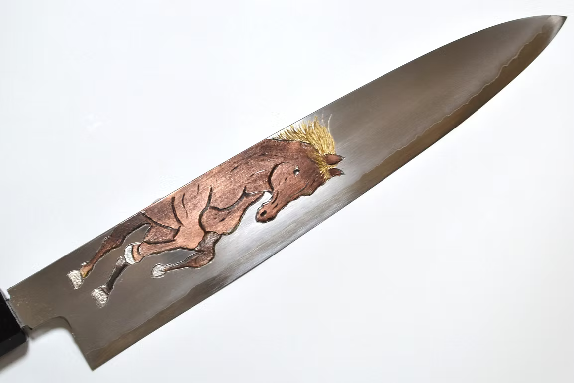 堺 孝行 窪田金属飾刻 悍馬 銀三鋼 牛刀包丁 240mm 黒檀　(口輪：黒水牛銀輪)柄
