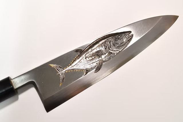 堺 孝行 窪田金属飾刻 大鮪 白鋼 霞研 出刃包丁 240mm 朴 (口輪：水牛)柄