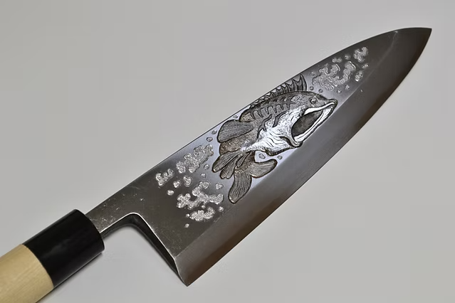 堺 孝行 窪田金属飾刻 黒鱈 白鋼 霞研 出刃包丁 240mm 朴 (口輪：水牛)柄