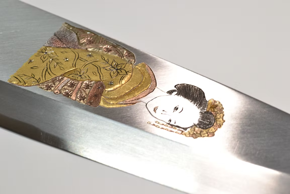堺 孝行 窪田金属飾刻 芸者 白鋼 霞研 出刃包丁 240mm 朴 (口輪：水牛)柄