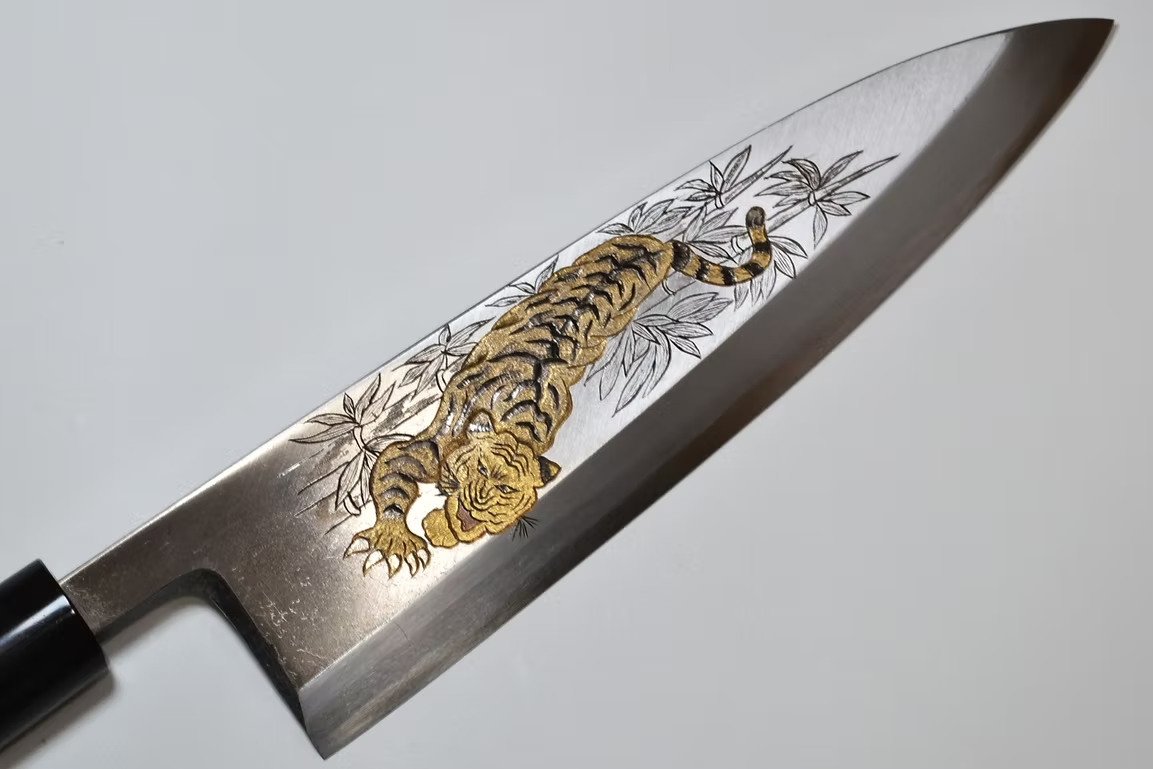 堺 孝行 窪田金属飾刻 虎視眈眈 白鋼 霞研 出刃包丁 240mm 朴 (口輪：水牛)柄