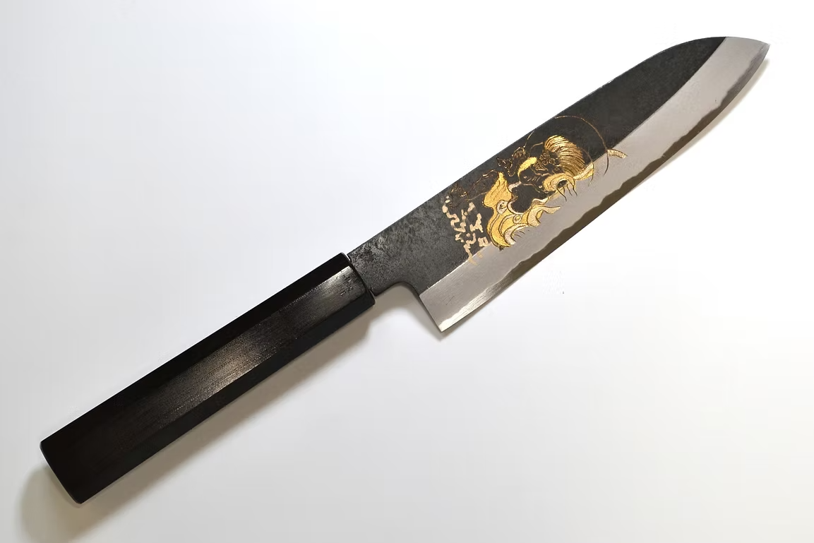 堺 孝行 窪田金彫刻 風神 白ニ鋼 黒仕上げ 三徳包丁 180mm 黒檀　(口輪：黒水牛銀輪)柄
