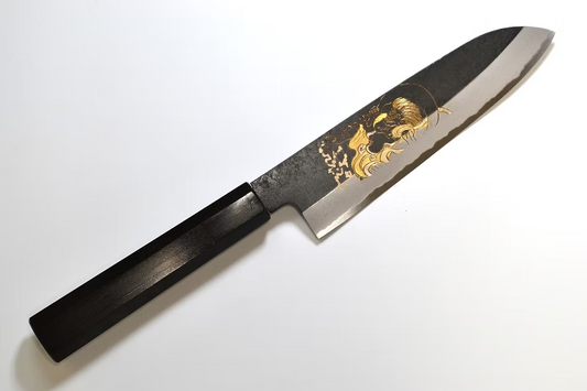 堺 孝行 窪田金彫刻 風神 白ニ鋼 黒仕上げ 三徳包丁 180mm 黒檀 (口輪：黒水牛銀輪)柄 - 清助刃物