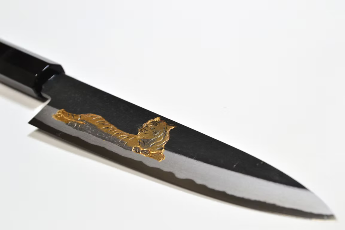 堺 孝行 窪田金属飾刻 餓虎 白ニ鋼 黒仕上げ ペティーナイフ 150mm 黒檀　(口輪：黒水牛銀輪)柄
