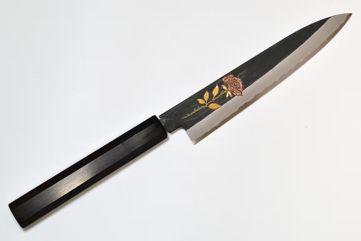 堺 孝行 窪田金属飾刻 薔薇 白ニ鋼 黒仕上げ ペティーナイフ 150mm 黒檀　(口輪：黒水牛銀輪)柄