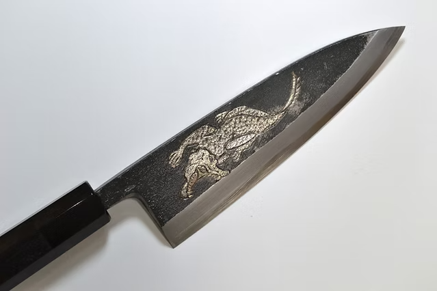 堺 孝行 窪田金属飾刻 鰐 白ニ鋼 黒仕上げ 出刃包丁 165mm 黒檀　(口輪：黒水牛銀輪)柄
