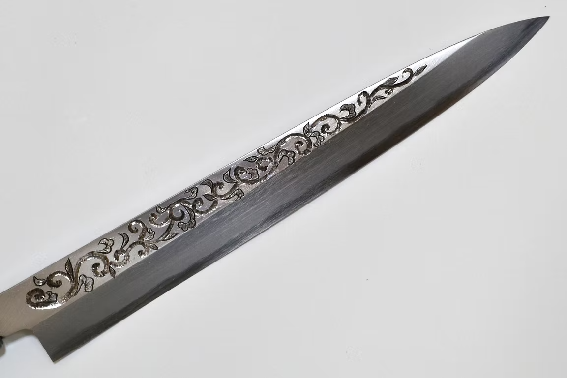 堺 孝行 窪田金属飾刻 唐草 白鋼 霞研 柳刃包丁 270mm 朴 (口輪：水牛)柄