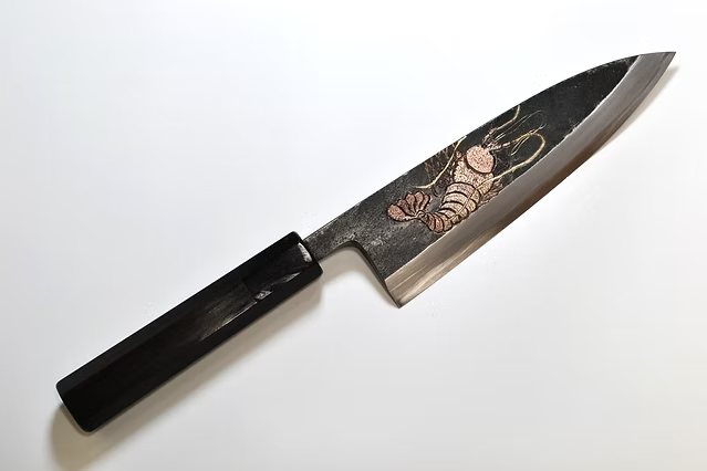 堺 孝行 窪田金属飾刻 鰕 白ニ鋼 黒仕上げ 出刃包丁 165mm 黒檀　(口輪：黒水牛銀輪)柄