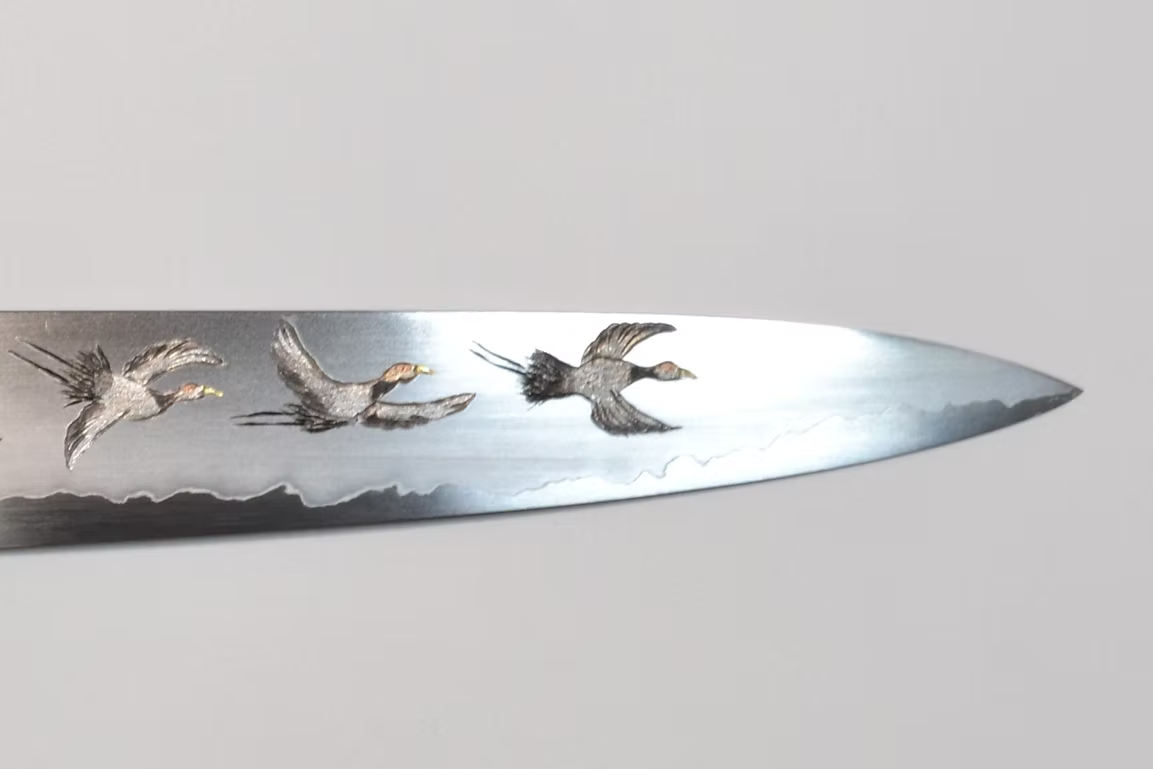 堺 孝行 窪田金属飾刻 鶏群一鶴 銀三鋼 筋引包丁 270mm 黒檀　(口輪：黒水牛銀輪)柄