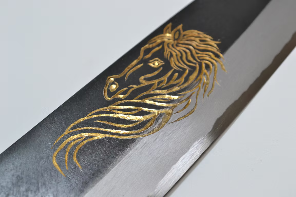 堺 孝行 窪田金彫刻 天馬 白ニ鋼 黒仕上げ 三徳包丁 180mm 黒檀　(口輪：黒水牛銀輪)柄