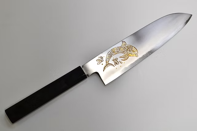 堺 孝行 窪田金彫刻 イルカ 銀三鋼 三徳包丁 180mm 黒檀　(口輪：黒水牛銀輪)柄