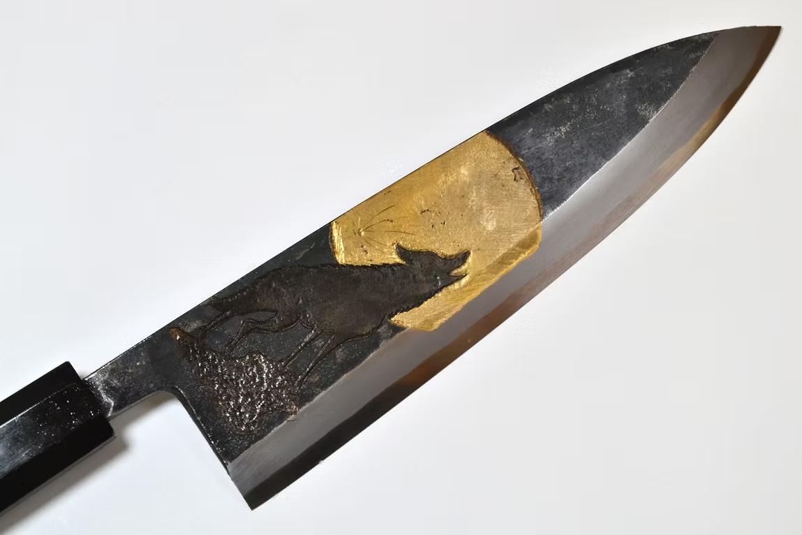 堺 孝行 窪田金属飾刻 遠吠え 白ニ鋼 黒仕上げ 出刃包丁 210mm 黒檀　(口輪：黒水牛銀輪)柄