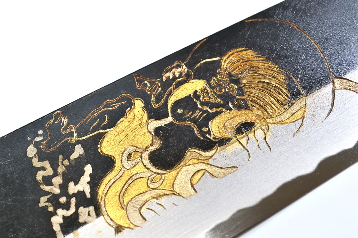 堺 孝行 窪田金彫刻 風神 白ニ鋼 黒仕上げ 三徳包丁 180mm 黒檀　(口輪：黒水牛銀輪)柄