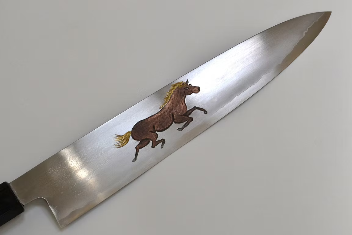 堺 孝行 窪田金属飾刻 奔馬 銀三鋼 牛刀包丁 210mm 黒檀　(口輪：黒水牛銀輪)柄