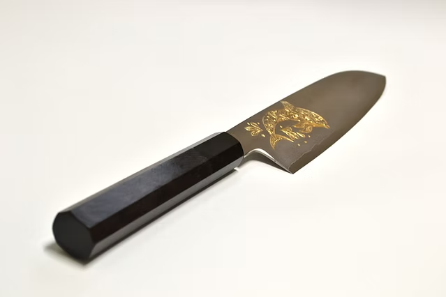 堺 孝行 窪田金彫刻 イルカ 銀三鋼 三徳包丁 180mm 黒檀　(口輪：黒水牛銀輪)柄