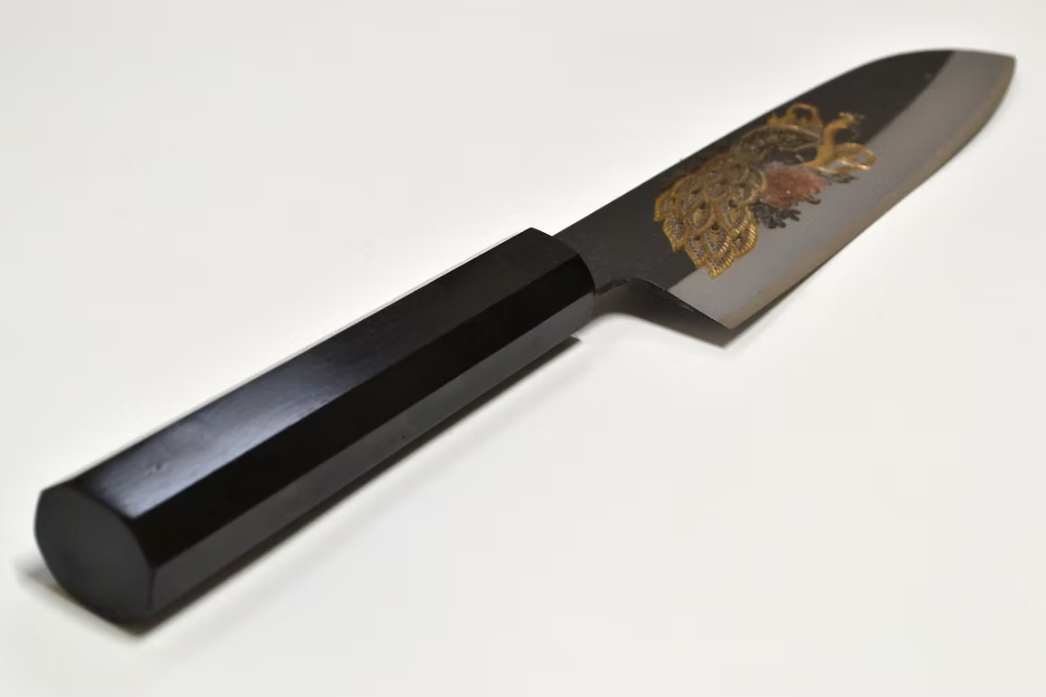 堺 孝行 窪田金属飾刻 孔雀 白ニ鋼 黒仕上げ 三徳包丁 180mm 黒檀　(口輪：黒水牛銀輪)柄