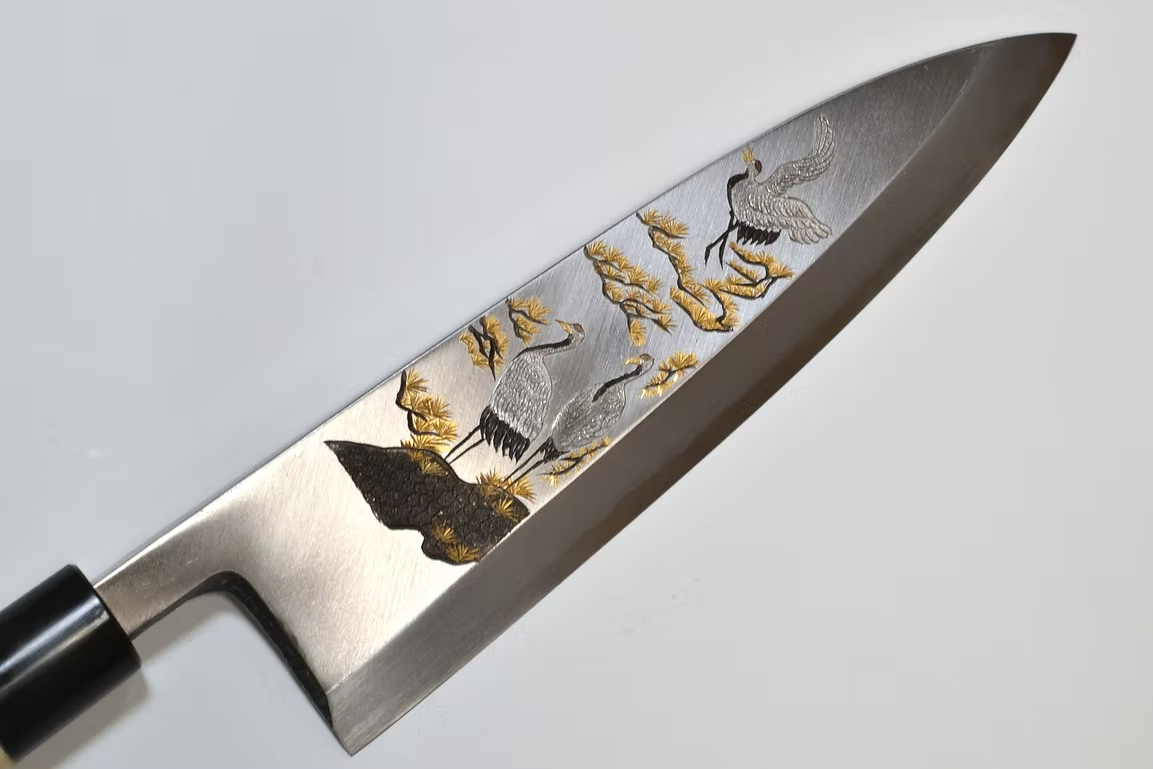堺 孝行 窪田金属飾刻 松鶴 白鋼 霞研 出刃包丁 240mm 朴 (口輪：水牛)柄