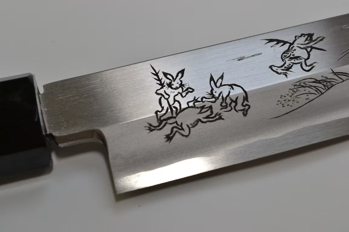 堺 孝行 窪田金属飾刻 鳥獣戯画 銀三鋼 先丸柳刃包丁 330mm ウエンジ (口輪：黒水牛角) 柄