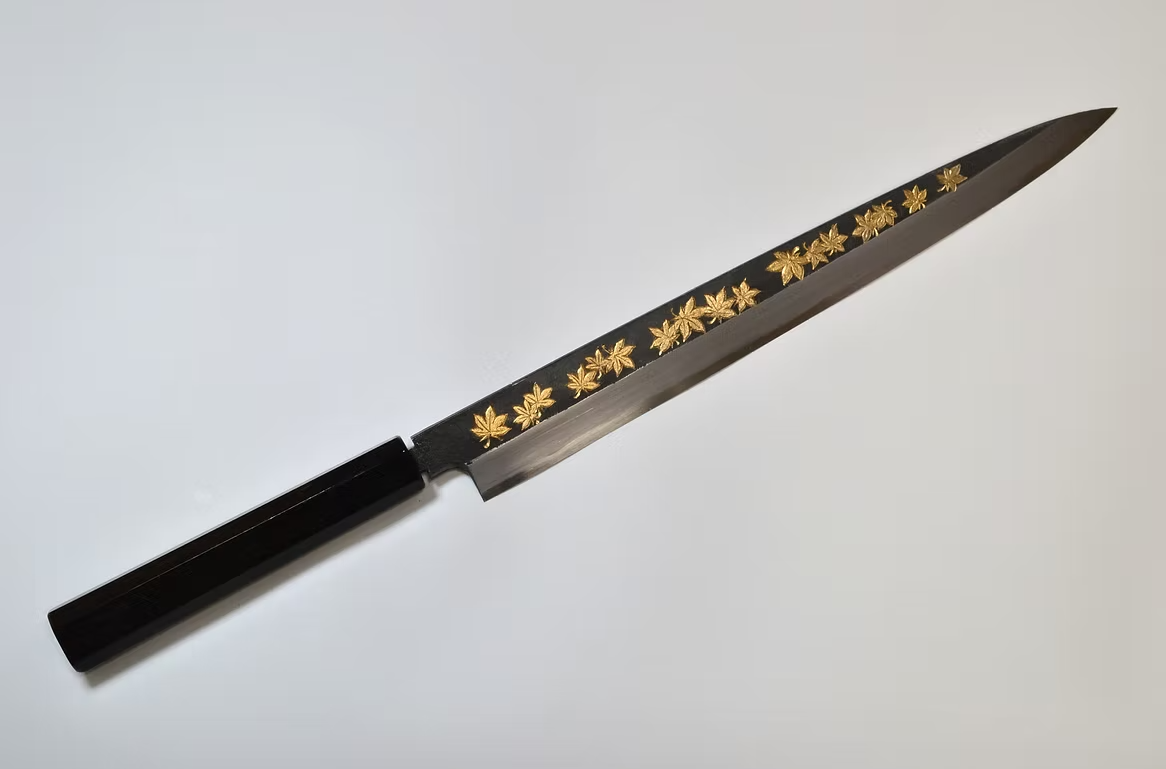 堺 孝行 窪田金彫刻 紅葉 白ニ鋼 黒仕上げ 柳刃包丁 270mm 黒檀　(口輪：黒水牛銀輪)柄
