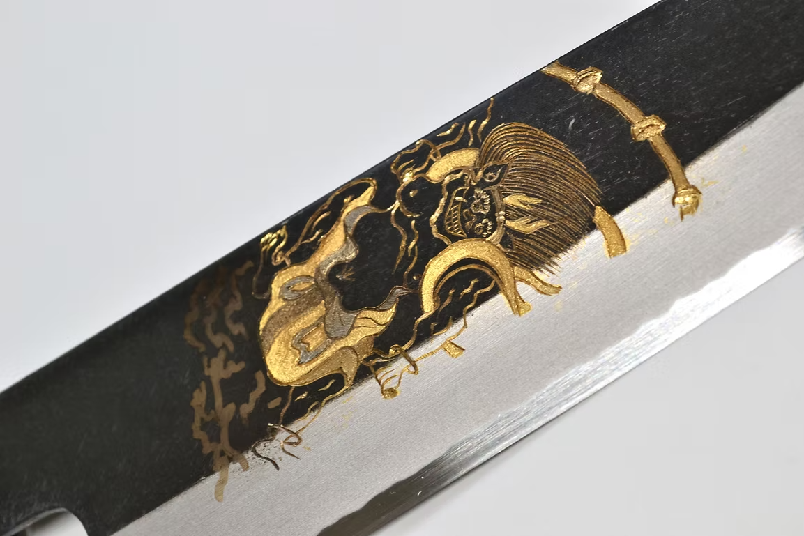 堺 孝行 窪田金彫刻 雷神 白ニ鋼 黒仕上げ 三徳包丁 180mm 黒檀　(口輪：黒水牛銀輪)柄
