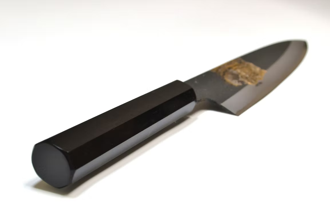 堺 孝行 窪田金属飾刻 虎嘯 白ニ鋼 黒仕上げ 牛刀包丁 210mm 黒檀　(口輪：黒水牛銀輪)柄