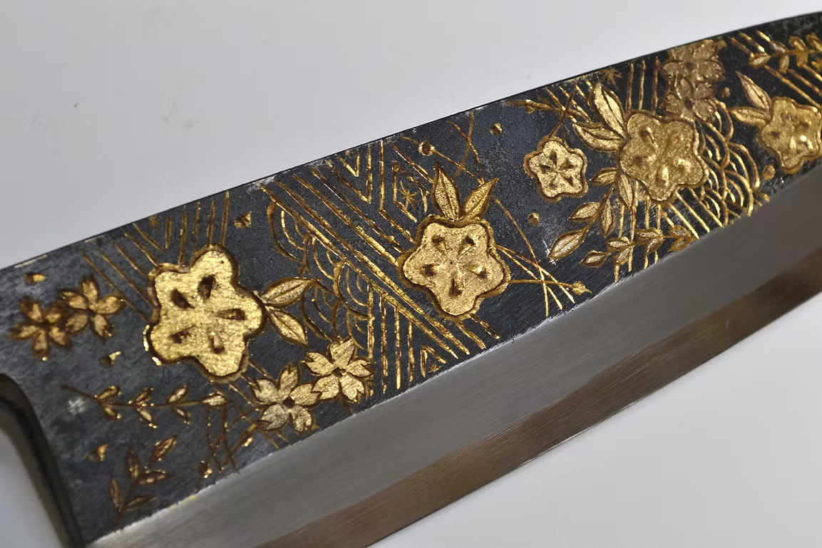 堺 孝行 窪田金彫刻 花柳 白ニ鋼 黒仕上げ 出刃包丁 165mm 黒檀　(口輪：黒水牛銀輪)柄
