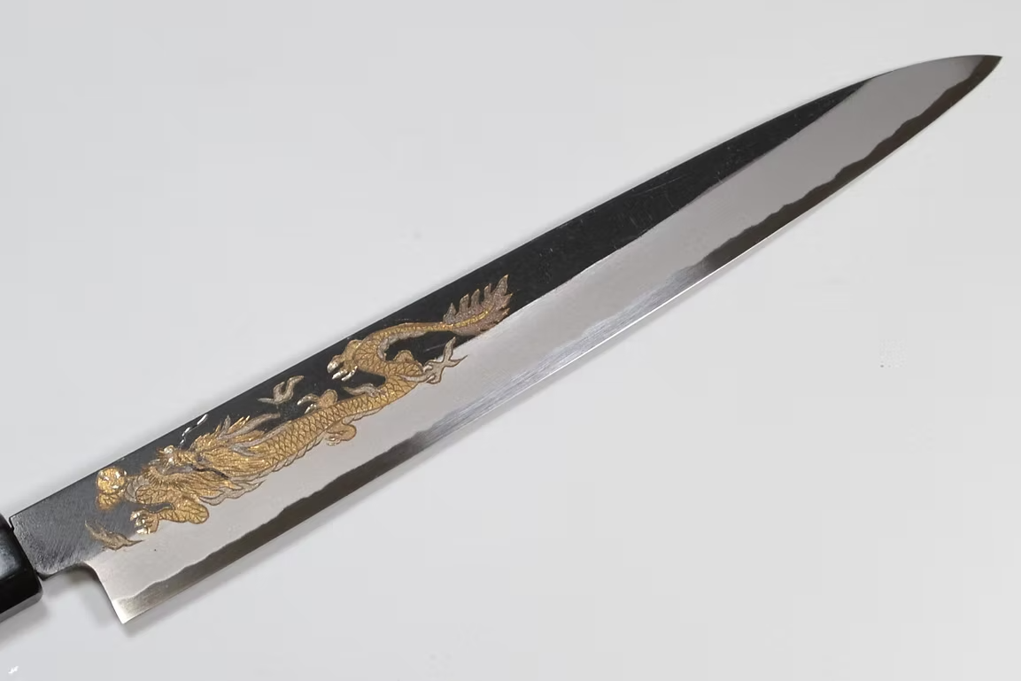 堺 孝行 窪田金属飾刻 金龍 白ニ鋼 黒仕上げ 筋引包丁 240mm 黒檀　(口輪：黒水牛銀輪)柄