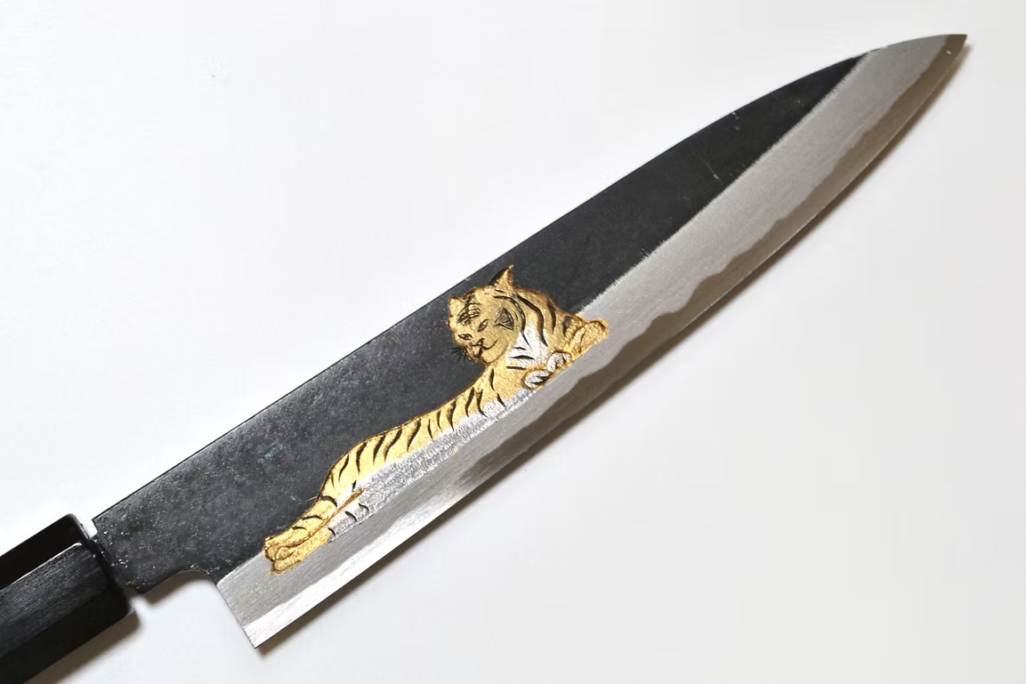 堺 孝行 窪田金属飾刻 餓虎 白ニ鋼 黒仕上げ ペティーナイフ 150mm 黒檀　(口輪：黒水牛銀輪)柄