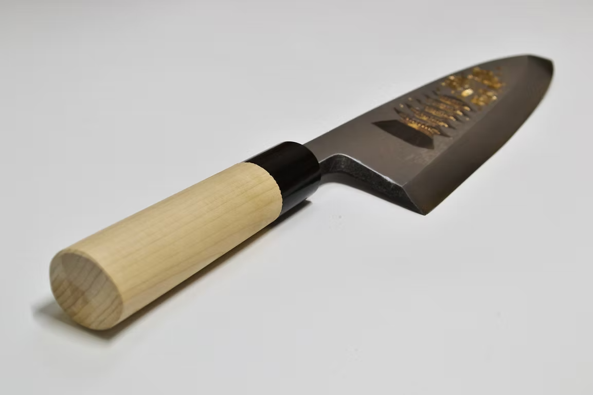 堺 孝行 窪田金属飾刻 五重塔 白鋼 霞研 出刃包丁 240mm 朴 (口輪：水牛)柄
