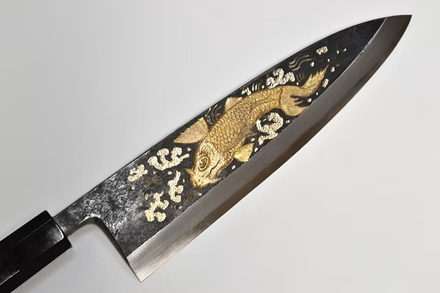 堺 孝行 窪田金属飾刻 俎上の鯉 白ニ鋼 黒仕上げ 出刃包丁 240mm 黒檀　(口輪：黒水牛銀輪)柄