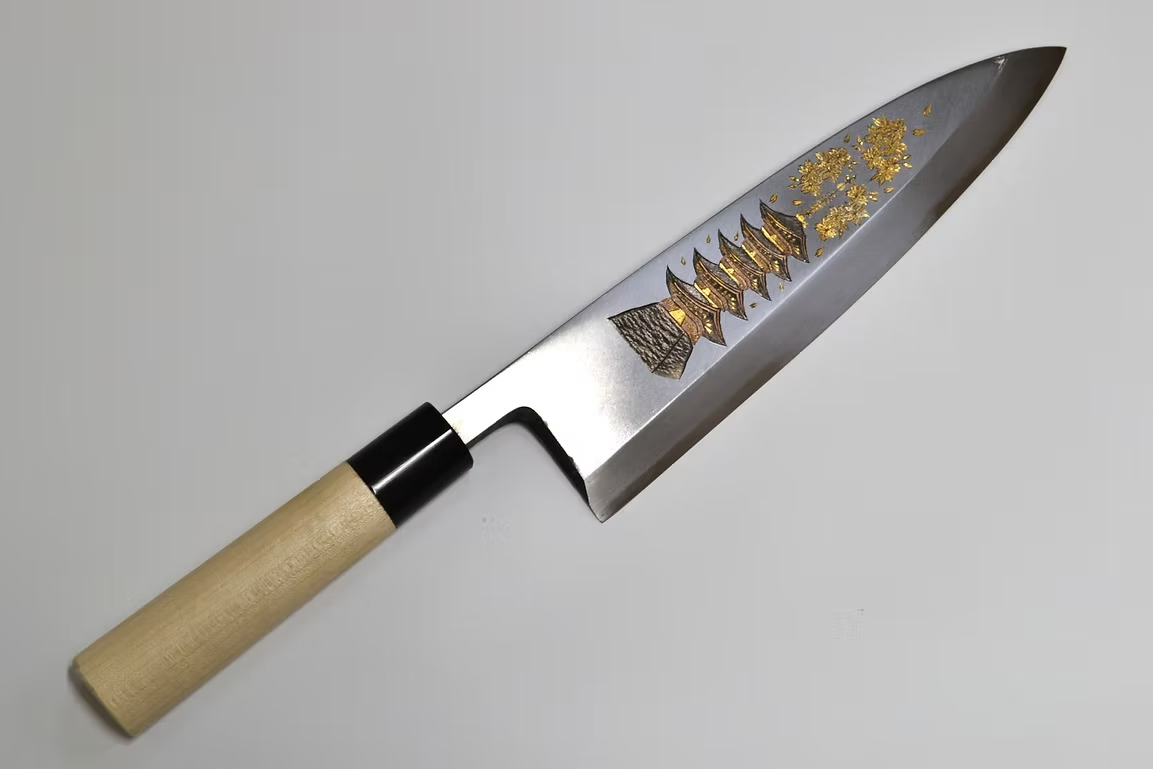 堺 孝行 窪田金属飾刻 五重塔 白鋼 霞研 出刃包丁 240mm 朴 (口輪：水牛)柄