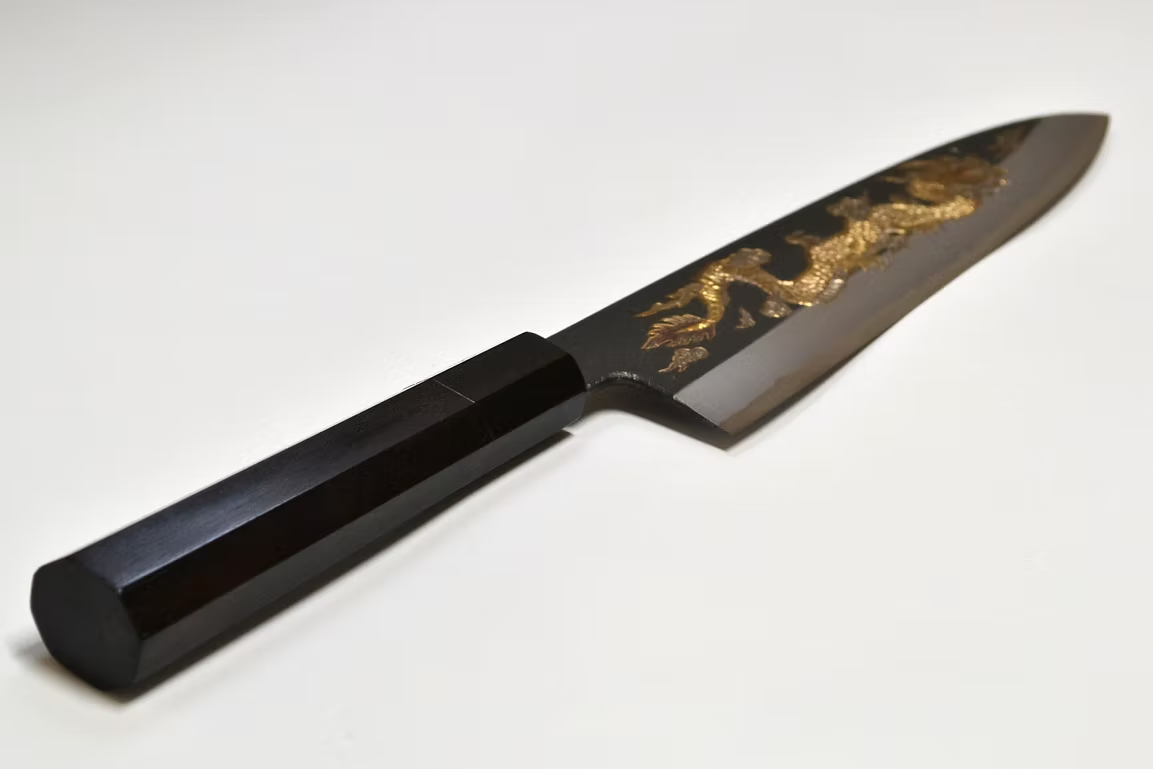 堺 孝行 窪田金属飾刻 雲龍 白ニ鋼 黒仕上げ 牛刀包丁 240mm 黒檀　(口輪：黒水牛銀輪)柄