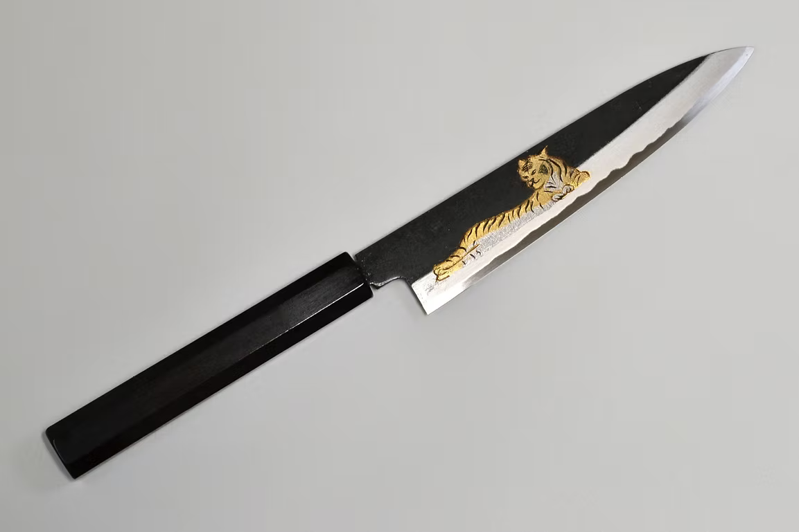 堺 孝行 窪田金属飾刻 餓虎 白ニ鋼 黒仕上げ ペティーナイフ 150mm 黒檀　(口輪：黒水牛銀輪)柄