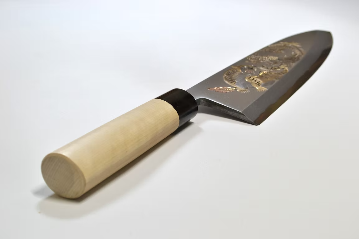堺 孝行 窪田金属飾刻 竜驤虎視 白鋼 霞研 出刃包丁 300mm 朴 (口輪：水牛)柄