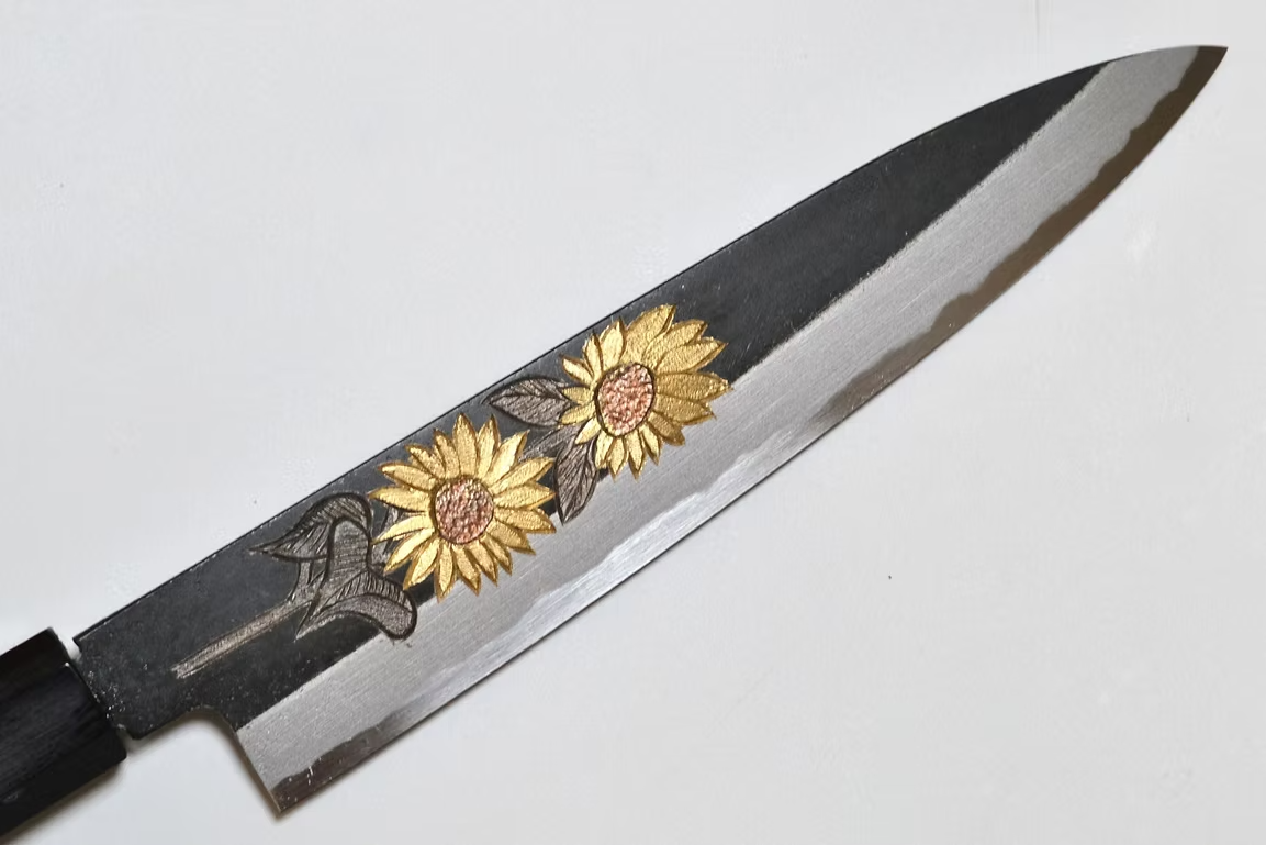 堺 孝行 窪田金属飾刻 向日葵 白ニ鋼 黒仕上げ ペティーナイフ 150mm 黒檀　(口輪：黒水牛銀輪)柄