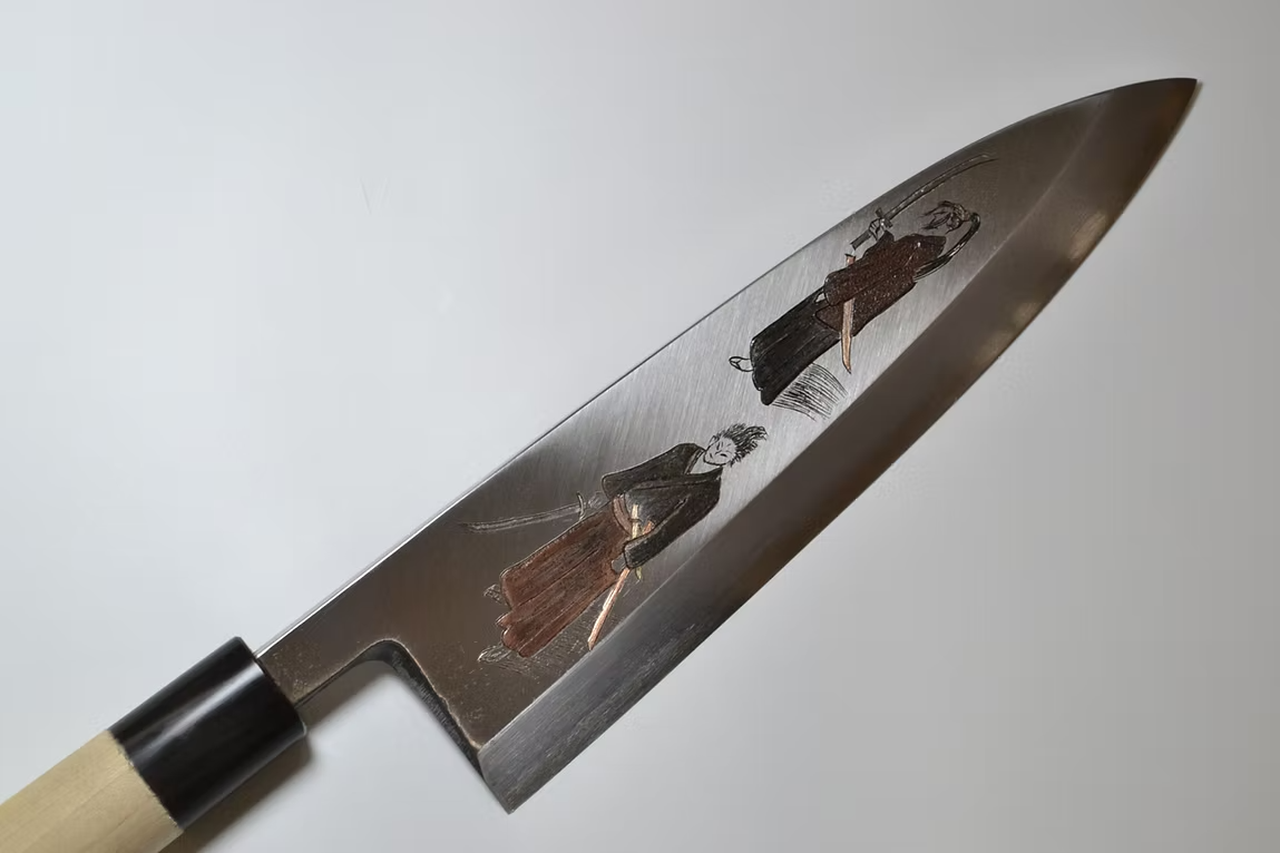 堺 孝行 窪田金属飾刻 武蔵と小次郎 白鋼 霞研 出刃包丁 240mm 朴 (口輪：水牛)柄